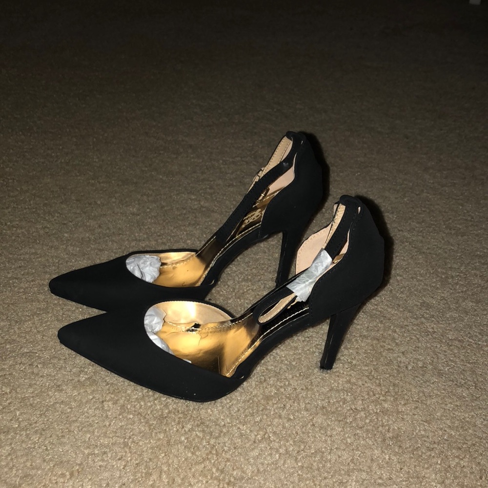 Black pumps
